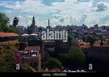 La mosquée et les gratte-ciel Yivli Minaret, Kaleiçi, Antalya, Turquie Banque D'Images