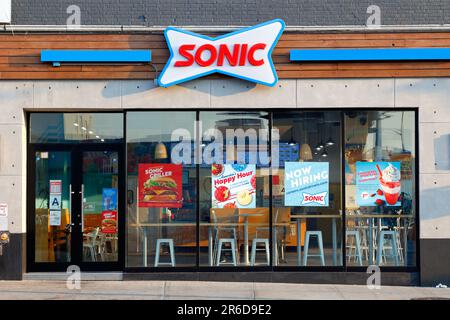 Sonic Drive-In, 37-02 Queens Blvd, Queens, New York, magasin d'un restaurant de chaîne de restauration rapide non drive dans le quartier Sunnyside, New York. Banque D'Images