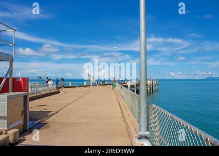 La vie sur la jetée est à découvrir sur la célèbre plate-forme de pêche de Palm Cove Coral Sea 27km au nord de Cairns City, à l'extrême nord du Queensland en Australie Banque D'Images