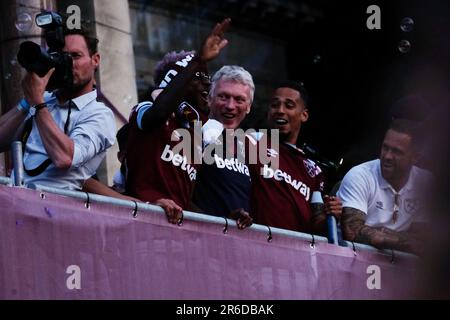 Londres, Royaume-Uni. 8th juin 2023. David Moyes, directeur de West Ham, célèbre avec son équipe. Après la victoire de West Ham United en 2-1 contre ACF Fiorentina lors de la finale de l'UEFA Europa Conference League, un défilé de bus à toit ouvert a été organisé avec des milliers de fans bordant les rues de l'est de Londres pour apercevoir les joueurs. C'est le premier grand trophée de l'équipe depuis 43 ans. Crédit : onzième heure Photographie/Alamy Live News Banque D'Images
