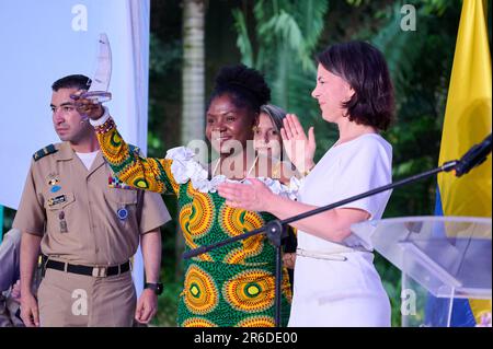 Cali, Colombie. 08th juin 2023. Annalena Baerbock (Bündnis 90/Die Grünen, r), ministre des Affaires étrangères, a reçu le prix des droits et de la démocratie des femmes du réseau de femmes Unidas germano-colombienne-caribéenne. Unidas a été lancé en 2019. Elle fait partie de l'Initiative pour l'Amérique latine et les Caraïbes du Foreign Office allemand, par laquelle Baerbock est le patron. En Colombie, l'accent est mis sur le processus de paix dans le pays, mais aussi sur les questions relatives au climat et aux droits des femmes. Credit: Annette Riedl/dpa/Alay Live News Banque D'Images