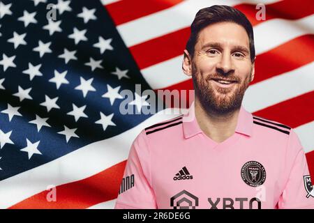 Lionel Messi avec le maillot Inter Miami et le drapeau des États-Unis Banque D'Images