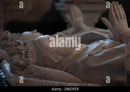 La moitié supérieure d'un sarcophagi d'un roi et d'une reine exposée à St. Basilique Denis Paris France. Statues en pierre sculptées de la royauté dans l'État. Banque D'Images