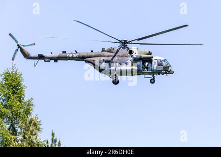 RAPOTICE, RÉPUBLIQUE TCHÈQUE - MAI 27 2023 : le Mil mi-17 Hip c'est un hélicoptère de transport moyen à double turbine - l'Armée de l'air tchèque. Faible vol au-dessus des arbres. Banque D'Images