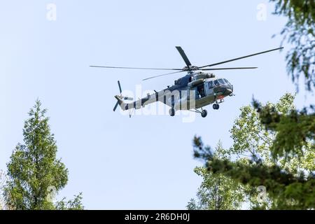 RAPOTICE, RÉPUBLIQUE TCHÈQUE - MAI 27 2023 : le Mil mi-17 Hip c'est un hélicoptère de transport moyen à double turbine - l'Armée de l'air tchèque. Faible vol au-dessus des arbres. Banque D'Images