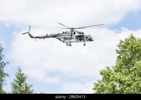 RAPOTICE, RÉPUBLIQUE TCHÈQUE - MAI 27 2023 : le Mil mi-17 Hip c'est un hélicoptère de transport moyen à double turbine - l'Armée de l'air tchèque. Faible vol au-dessus des arbres. Banque D'Images