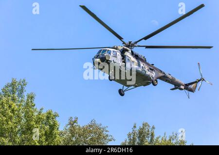 RAPOTICE, RÉPUBLIQUE TCHÈQUE - MAI 27 2023 : le Mil mi-17 Hip c'est un hélicoptère de transport moyen à double turbine - l'Armée de l'air tchèque. Faible vol au-dessus des arbres. Banque D'Images