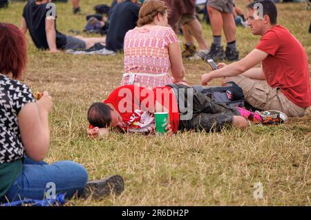 Les festivaliers se sont évanouis sur l'herbe Banque D'Images