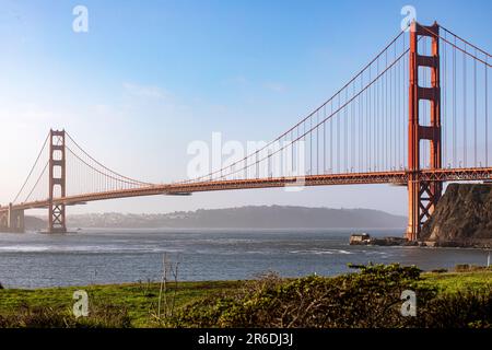 Photo du Golden Gate Bridge à San Francisco traversant la baie de la ville californienne sous un ciel bleu. Célèbre pont dans l'État de Californie Banque D'Images