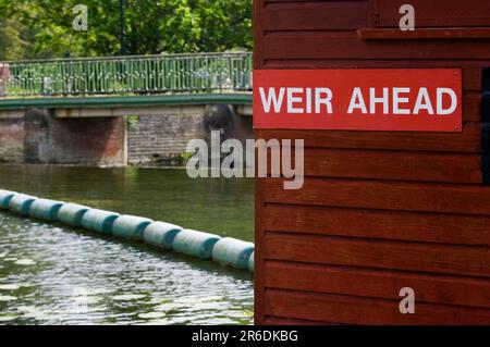 Weir sur l'Ouse de la Grande rivière, Bedford Banque D'Images