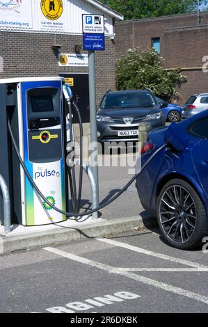 Voiture en cours de charge Banque D'Images