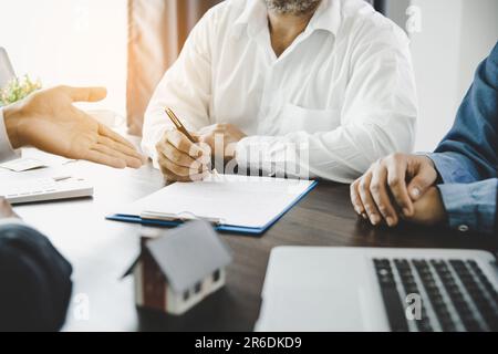 L'agent immobilier a parlé des conditions de l'entente d'achat de la maison et a demandé au client de signer les documents pour faire le contrat légalement, Hom Banque D'Images