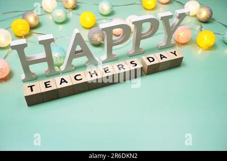 Lettre de l'alphabet Happy Teachers Day avec boules de coton LED sur fond vert Banque D'Images