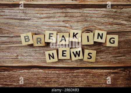 Breaking News Word lettres de l'alphabet sur fond de bois Banque D'Images