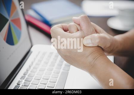 Arthrite personne, doigt femme mal de travailler dans le bureau. Concept Office syndrome douleur de main de la maladie professionnelle, femme ayant douleur de poignet Banque D'Images