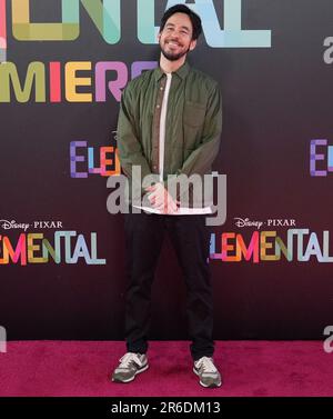 Los Angeles, États-Unis. 08th juin 2023. Mike Shinoda, du parc Linkin, arrive à la première ÉLÉMENTAIRE de Disney Pixar à Los Angeles, qui s'est tenue au musée du mouvement de l'Académie à Los Angeles, en Californie, jeudi, ?8 juin 2023. (Photo par Sthanlee B. Mirador/Sipa USA) crédit: SIPA USA/Alay Live News Banque D'Images