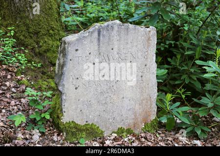 Marqueur de pierre où T E Lawrence est mort dans un accident de moto. King George V Road, Bovington, Dorset, Angleterre, Grande-Bretagne, Royaume-Uni, Royaume-Uni, Europe Banque D'Images