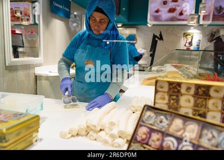 Istanbul, Turquie - 15 mai 2023 : une femme est vue préparer un délice turc traditionnel sucré à l'intérieur d'une boulangerie. La Turquie est célèbre pour sa cuisine Banque D'Images