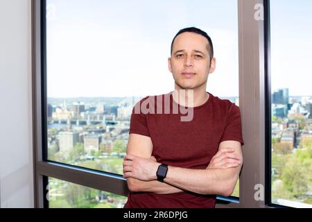 Ron Leshem, écrivain et producteur de télévision israélo-américain, créateur de l'EUPHORIE originale (refaite par HBO). Photographe : EVA Rachel Tine Banque D'Images