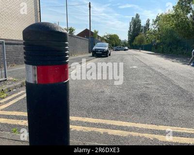 Vue sur la scène de Langworthy Road à Salford, où un adolescent est décédé après la collision de son e-bike avec une ambulance. La police du Grand Manchester a déclaré que les agents de la circulation ont commencé à suivre le garçon, 15 ans, le long de Fitzwarren Street vers 2pm et sur Lower Seedley Road, avant que leur véhicule ne soit bloqué par des bollards. Date de la photo: Vendredi 9 juin 2023. Banque D'Images