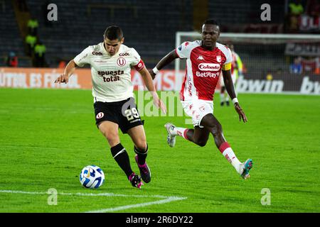 Bogota, Colombie. 08th juin 2023. Aldo Crozo de l'Universitario et Hugo Rodallégla de Santa Fe pendant l'Universitario Pérou (0) V. Santa Fe Colombie (2) phase de groupe match de la CONMEBOL Libertadores, à Bogota, Colombie 9 juin 2023. Photo par: Sebastian Barros/long Visual Press crédit: Long Visual Press/Alay Live News Banque D'Images