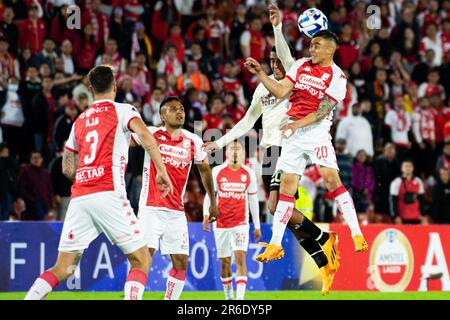 Bogota, Colombie. 08th juin 2023. Harold Rivera de Santa Fe et Alex Valera de l'Universitario au cours de l'Universitario du Pérou (0) V. match de groupe de Santa Fe (2) de Colombie de la CONMEBOL Libertadores, à Bogota, Colombie 9 juin 2023. Photo par: Sebastian Barros/long Visual Press crédit: Long Visual Press/Alay Live News Banque D'Images