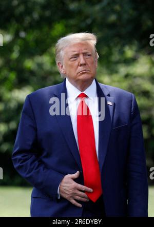 Washington, États-Unis. 09th juin 2023. Photo du fichier datée du 15 juillet 2020 des États-Unis Le président Donald Trump marche pour parler aux médias sur la pelouse sud de la Maison Blanche à Washington, DC, États-Unis, avant son départ à Atlanta. - Donald Trump a été inculpé par un grand jury fédéral pour avoir conservé des documents gouvernementaux classifiés et pour avoir fait obstruction à la justice. Photo par Yuri Gripas/ABACAPRESS.COM crédit: Abaca Press/Alay Live News Banque D'Images