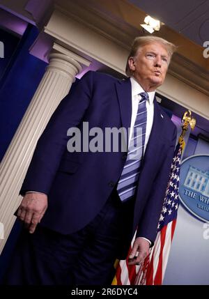 Washington, États-Unis. 09th juin 2023. Photo du fichier datée du 21 avril 2020 des États-Unis Le président Donald Trump réagit au briefing de presse du coronavirus Task Force à la Maison Blanche à Washington, DC, USA. - Donald Trump a été inculpé par un grand jury fédéral pour avoir conservé des documents gouvernementaux classifiés et pour avoir fait obstruction à la justice. Photo par Yuri Gripas/ABACAPRESS.COM crédit: Abaca Press/Alay Live News Banque D'Images