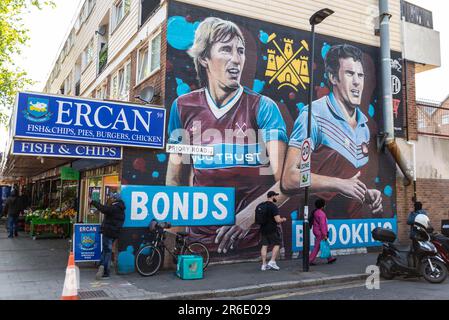 Grande peinture murale de l'art de rue de Billy Bonds et Trevor Brooking à Newham près de l'ancien terrain de football de West Ham Utd Upton Park Banque D'Images