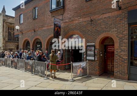 Touristes gens faisant la queue devant Jorvik Viking Centre musée attraction exposition en été York North Yorkshire Angleterre Royaume-Uni Grande-Bretagne Banque D'Images