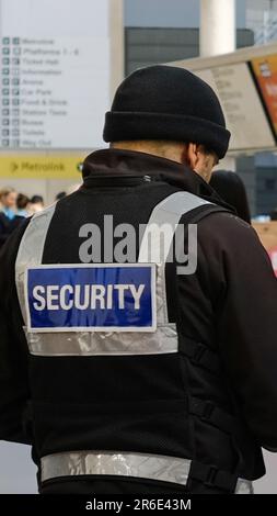 Un agent de sécurité photographié à la gare de Manchester Victoria montrant le mot « sécurité » sur son uniforme. Banque D'Images