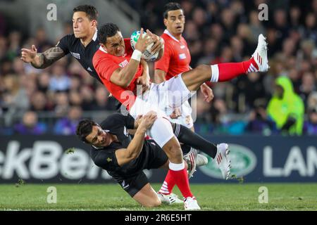 Sonny Bill Williams et Daniel carter de Nouvelle-Zélande ont fait tomber André Ma'ilei de Tonga lors du match d'ouverture de la coupe du monde de rugby 2011, Eden Park, Auckland, Nouvelle-Zélande, vendredi, 09 septembre 2011. Banque D'Images