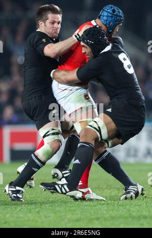 Richie McCaw et Victor Vito, de Nouvelle-Zélande, s'attaquent au Sione Kalamafoni des Tonga lors du match d'ouverture de la coupe du monde de rugby 2011, Eden Park, Auckland, Nouvelle-Zélande, vendredi, 09 septembre 2011. Banque D'Images