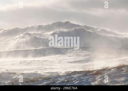 Wansfell sur le côté de Kirkstone Pass dans le Lake District, qui ressemble à quelque chose en dehors de l'Antarctique avec de la neige et de la dérive de la mer soufflées sur le flanc de la colline, au Royaume-Uni. Banque D'Images