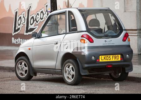 Un G-Wiz voiture électrique dans les rues de Londres, au Royaume-Uni. Ces véhicules sans émissions aident à lutter contre le changement climatique. Banque D'Images