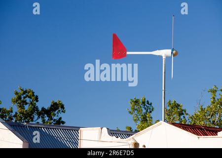 Une éolienne sur le toit d'un magasin à Alexandra, Victoria, Australie. Banque D'Images