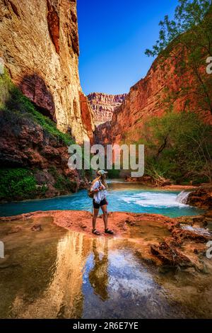 Femme randonnée à Havasu Canyon Banque D'Images