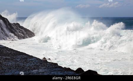 Vague massive de frapper la côte rocheuse à Ténérife Banque D'Images