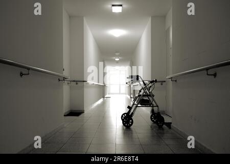 Couloir avec roller dans une maison de retraite Banque D'Images