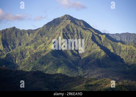 La lumière du matin brille sur les montagnes tropicales de Kauai Hawaii Banque D'Images