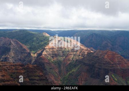 Paysage de Red et Green Mountain Canyon à Kauai Hawaii Banque D'Images