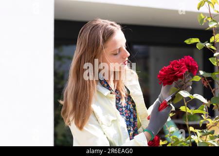 jeune femme travaillant dans le jardin à la maison Banque D'Images