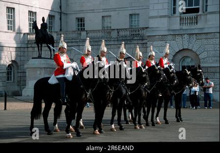 Relève de la garde des soldats de la Garde équestre montée, Whitehall, Londres, Angleterre, Grande-Bretagne, Remplacement de la protection du cheval porté Banque D'Images