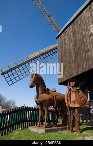 Sculptures en face de Bockwindmuehle, jardin du moulin, Osterlinder, Musée Staedtisches Schloss Salder, Salder, Salzgitter, Basse-Saxe, Allemagne Banque D'Images