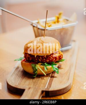 Hamburger et frites panés de style américain gastronomique Banque D'Images