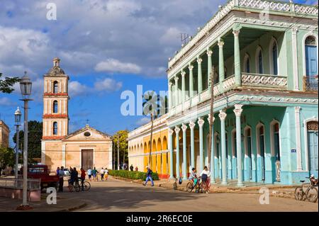 Eglise Virgen del Buen Viaje, maisons coloniales, Remedios, province de Santa Clara, Cuba Banque D'Images