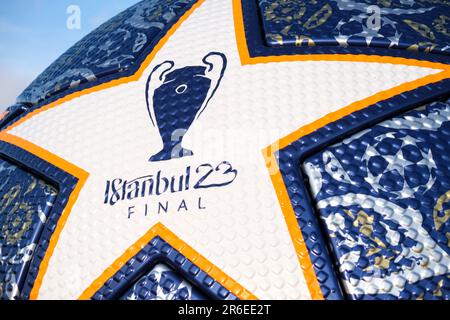 Gros plan sur le logo de la finale de la Ligue des champions d'Istanbul 2023 sur le ballon. Zone de mise au point sélective. Banque D'Images
