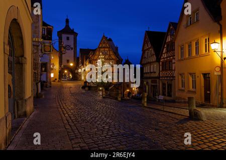 Ploenlein avec Kobolzeller Steige et Spitalgasse. Le Ploenlein avec le Sieberstor et le Kobolzeller Tor, Rothenburg ob der Tauber. Rothenburg Banque D'Images