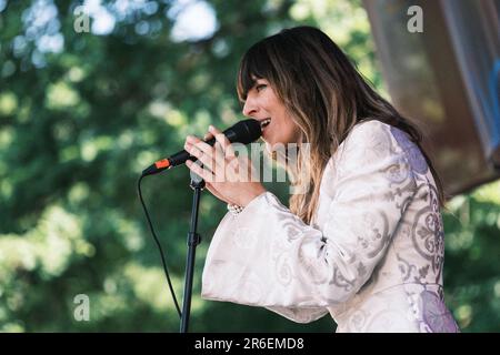 Copenhague, Danemark. 08th juin 2023. Le groupe français Melody's Echo joue un concert en direct lors du festival de musique danois Syd for Solen 2023 à Copenhague. Ici, la chanteuse Melody Prochet est vue en direct sur scène. (Crédit photo : Gonzales photo/Alamy Live News Banque D'Images