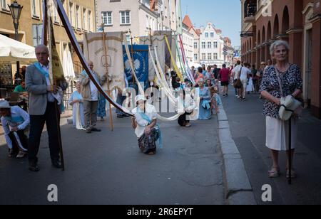 Gdansk, Pologne. 09th juin 2023. Les participants à la procession s'agenouillent dans la rue et prononcez une prière. Le jour de la fête de Corpus Christi, une procession passa dans les rues de Gdansk. Elle a été précédée d'une messe à la basilique Sainte-Marie. La solennité du corps et du sang le plus Saint du Christ, connu sous le nom de Corpus Christi dans la tradition populaire, est une fête en l'honneur du Saint Sacrement. Pour les catholiques, c'est une fête mobile prescrite, les obligeant à assister à la messe, tombant 60 jours après Pâques. Crédit : SOPA Images Limited/Alamy Live News Banque D'Images